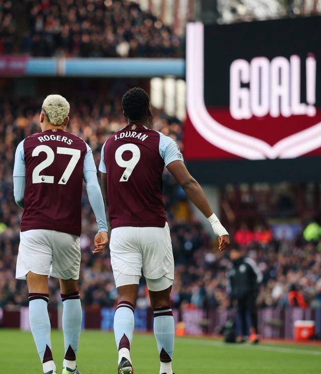 包含曼城遭遇争议红牌，本菲卡乘势反超比分完成逆转的词条