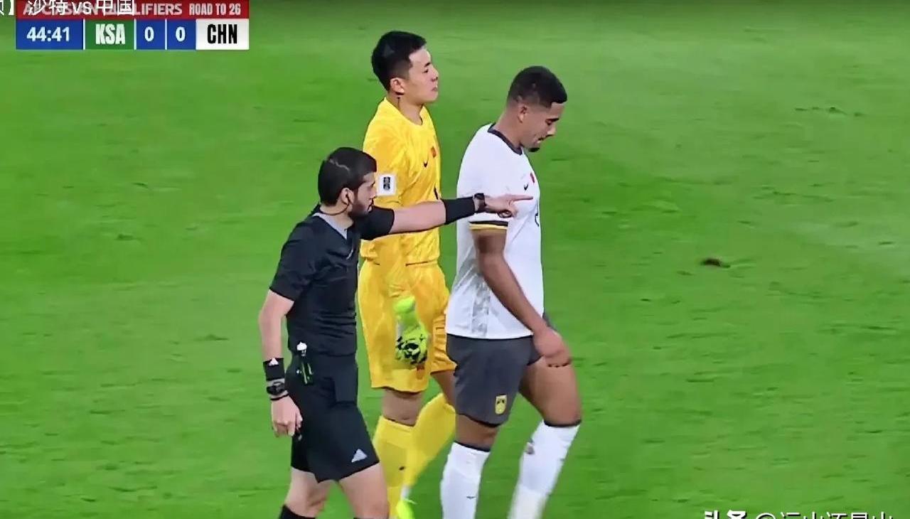 国安场边指挥情绪激动，孙兴慜队员怒摔水瓶的简单介绍