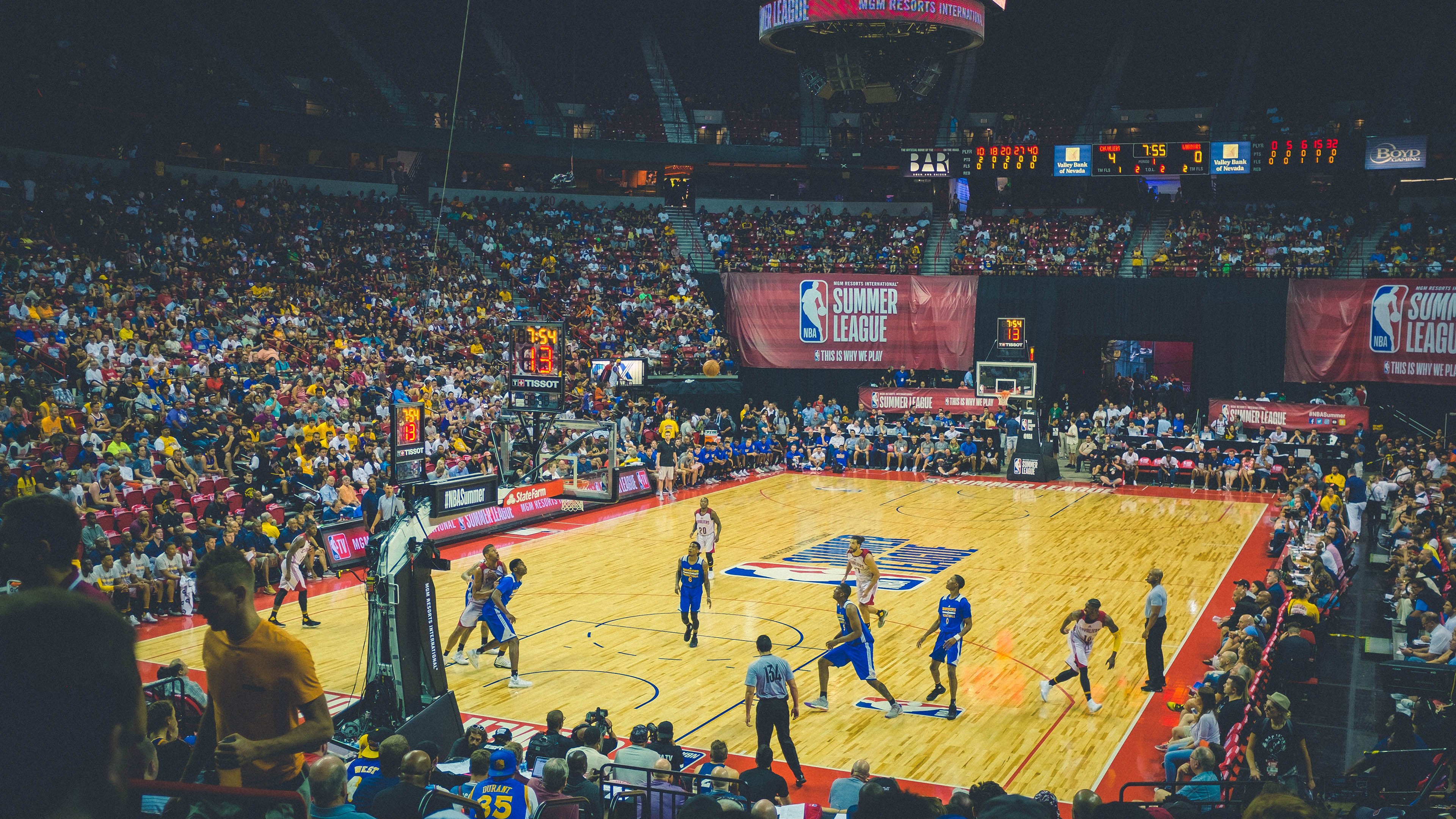 出色发挥首场状态出色，TL观众沸腾！，浓眉哥重返赛场全场沸腾不已